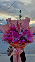 Elegancia de Lilies Rosas y Follaje Premium